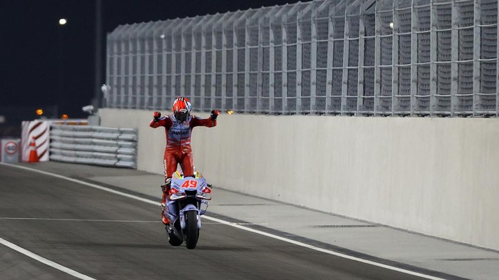 Sukacita Giannantonio Sabet Kemenangan Perdana di MotoGP Qatar MotoGP - Grand Prix of Qatar - Lusail International Circuit, Lusail, Qatar - November 19, 2023 Gresini Racing MotoGP's Fabio Di Giannantonio celebrates after winning the Grand Prix of Qatar REUTERS/Ibraheem Al Omari