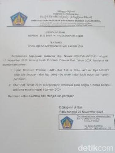 Surat keputusan kenaikan UMP Bali dari Dinas Tenaga Kerja dan ESDM Bali, Senin (20/11/2023). (Aryo Mahendro/detikBali)