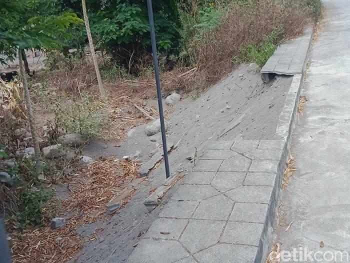 Tanggul Sungai Woro Desa Borangan, Kecamatan Manisrenggo yang rusak, Minggu (20/11/2023).