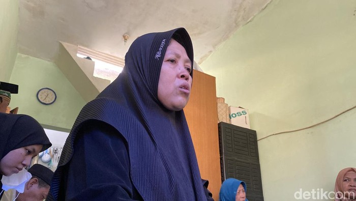 Tangis istri korban kecelakaan Elf tertabrak KA Probowangi di Lumajang