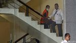 Tatapan Tersangka Korupsi Bansos Beras saat Diperiksa KPK