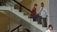 Dengan memakai rompi tahanan KPK, Richard Cahyanto naik ke ruang pemeriksaan.  