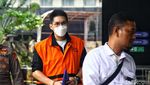 Tatapan Tersangka Korupsi Bansos Beras saat Diperiksa KPK