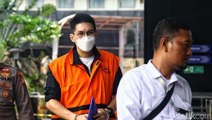 Tatapan Tersangka Korupsi Bansos Beras saat Diperiksa KPK Richard Cahyanto kembali diperiksa KPK. GM PT Primalayan Teknologi Persada tersebut diperiksa dalam kasus korupsi Bansos beras.