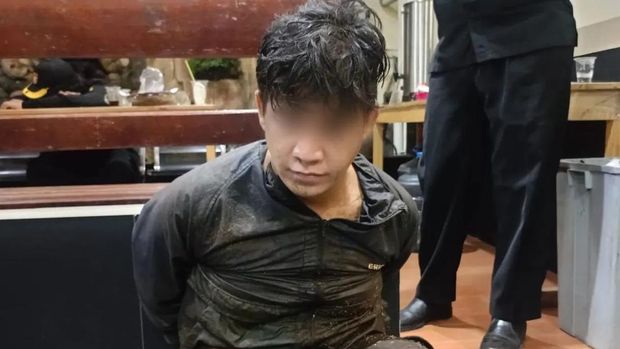 Terduga begal bersembunyi ketakutan di gorong-gorong di daerah Cengkareng, saat banyak warga mengejar. Ternyata dia mau transaksi narkoba. (dok Polres Jakbar)