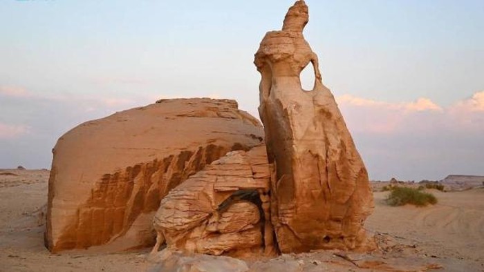 The Bride Rock yang terletak di Al Ula