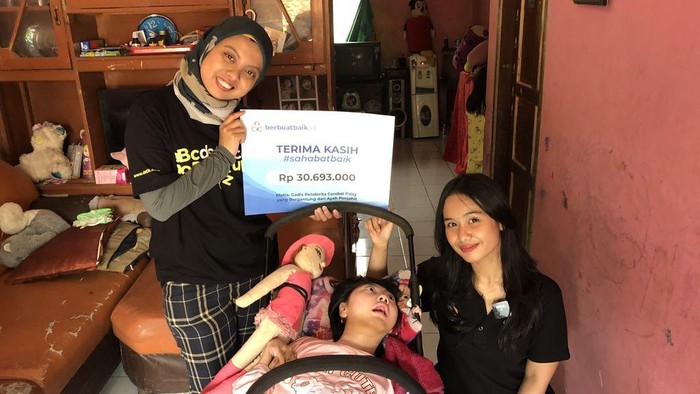 Tim berbuatbaik.id bersama Mutia, penderita cerebral palsy di Sukabumi.