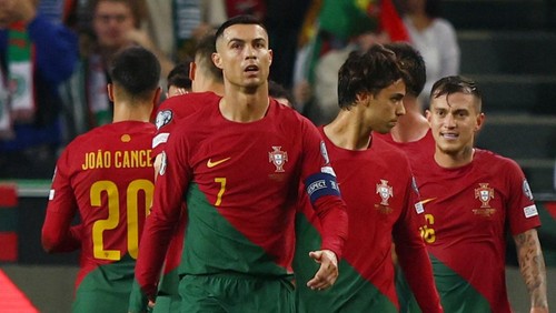 Soccer Football - Euro 2024 Qualifier - Group J - Portugal v Iceland - Estadio Jose Alvalade, Lisbon, Portugal - November 19, 2023  Portugals Cristiano Ronaldo, Joao Felix and Otavio celebrate their first goal scored by Bruno Fernandes REUTERS/Pedro Nunes