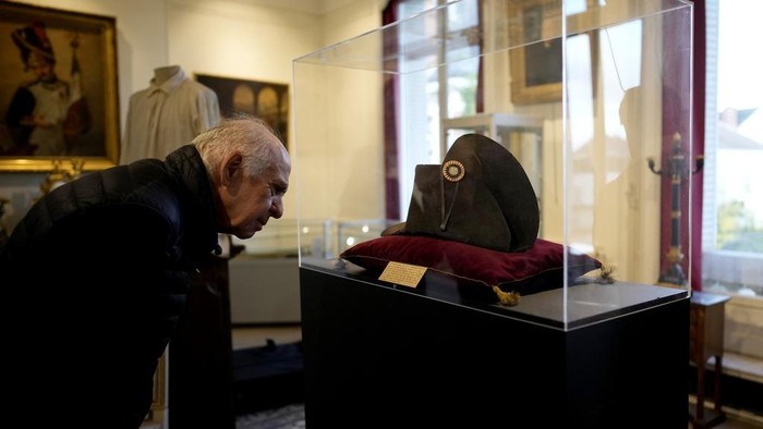 One of the signature broad, black hats that Napoléon wore when he ruled 19th century France and waged war in Europe is on display at Osenat's auction house in Fontainebleau, south of Paris, Friday, Nov. 17, 2023. The hat is tipped to fetch more than half a million euros (dollars) at the auction Sunday of Napoleonic memorabilia patiently collected by a French industrialist. (AP Photo/Christophe Ena)