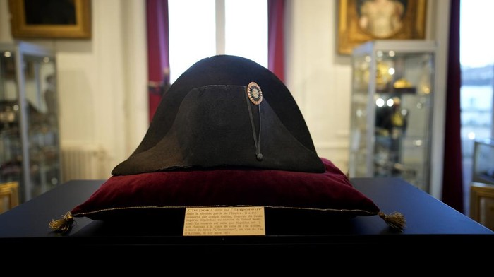 Topi Napoleon Bonaparte Terjual Rp 32,5 M dalam Lelang, Begini Potretnya One of the signature broad, black hats that Napoléon wore when he ruled 19th century France and waged war in Europe is on display at Osenat's auction house in Fontainebleau, south of Paris, Friday, Nov. 17, 2023. The hat is tipped to fetch more than half a million euros (dollars) at the auction Sunday of Napoleonic memorabilia patiently collected by a French industrialist. (AP Photo/Christophe Ena)