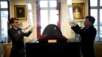 Penawaran dengan cepat melonjak semakin tinggi hingga Jean Pierre Osenat, presiden rumah lelang Osenat, ditetapkan sebagai pemenang lelang. Pembeli harus membayar komisi sebesar 28,8 persen sehingga total harga topi Napoleon menjadi 1,9 juta euro (2,1 juta dolar AS).  