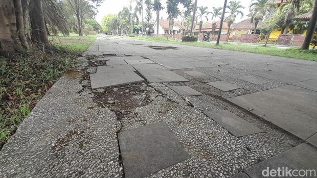 Trotoar dan jalur pedestrian di Taman Pesona Pangandaran.