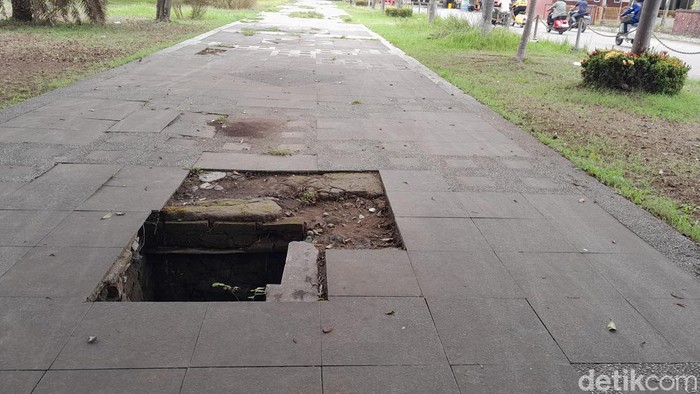 Trotoar dan jalur pedestrian di Taman Pesona Pangandaran.