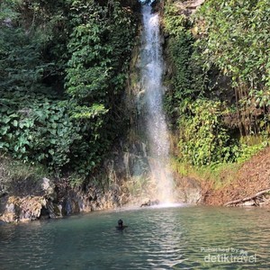 Curug Berair Biru di Dekat Bandung