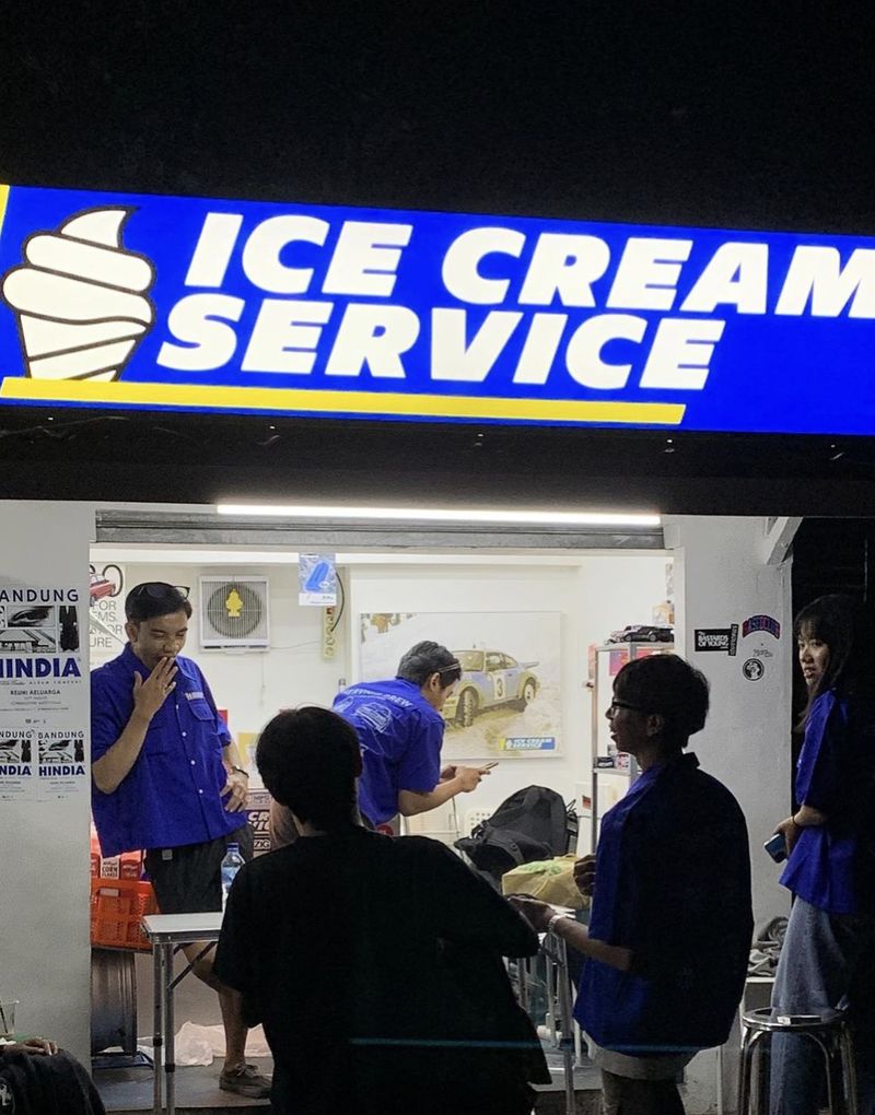 Unik! Pengalaman Makan Es Krim di Bandung Ini Serasa di Bengkel