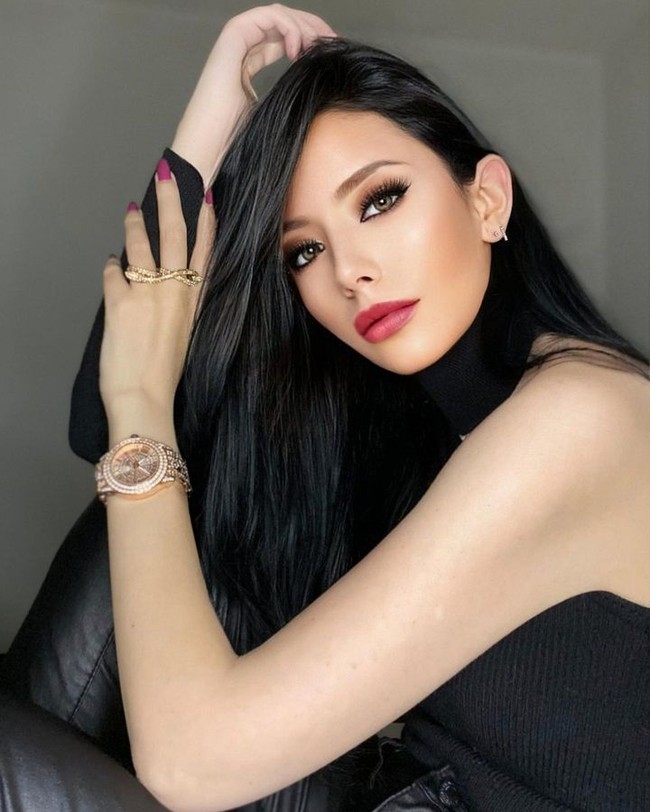 Dikatakan jika ia sebelumnya mem-follow banyak pemain dan membeli follower. Adapun gosip soal dirinya membayar orang untuk menyebarkan gosip soal hubungannya dengan Son. Rumor-rumor tersebut hingga kini belum dikonfirmasi oleh kedua belah pihak. Foto: Instagram Vera Von Monika