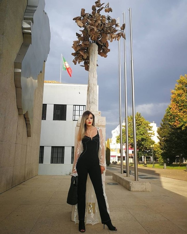 Rumor mengenai hubungan Vera dan Son pun menguak kembali masa lalu sang model. Sebelumnya wanita 38 tahun tersebut sempat disebut gold digger atau mata duitan dan suka mengincar para pemain bola.  Foto: Instagram Vera Von Monika