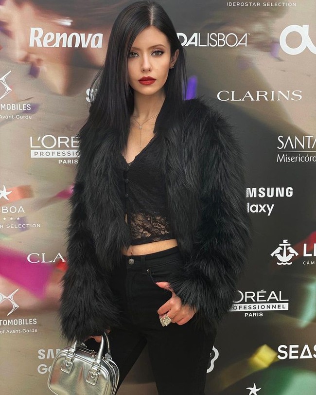 Vera von Monika sendiri adalah model, pemain realiti, juga presenter asal Portugal. Wanita kelahiran 1985 tersebut memang seorang pecinta bola. Foto: Instagram