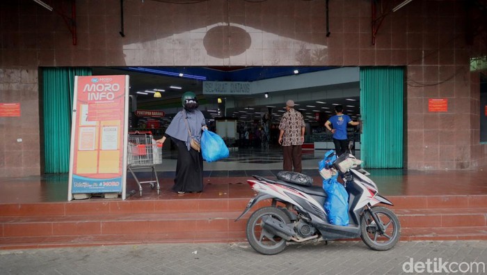 Warga berbelanja di Moro Purwokerto yang sudah dinyatakan pailit, Senin (20/11/2023).