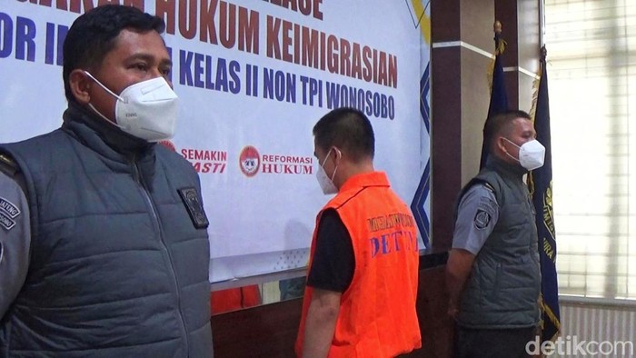WNA asal Kamboja inisial ZAI (40) diamankan kantor Imigrasi kelas II non TPI Wonosobo. ZAI dihadirkan dalam jumpa pers, Senin (20/11/2023).