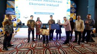 Menjadi bagian dari peringatan Hari Disabilitas Nasional pada 2 Desember 2023, Bank Mandiri memberikan 10.000 rekening tabungan baru bagi penyandang disabilitas yang tersebar di Jawa Barat, Jawa Tengah, dan Yogyakarta. 