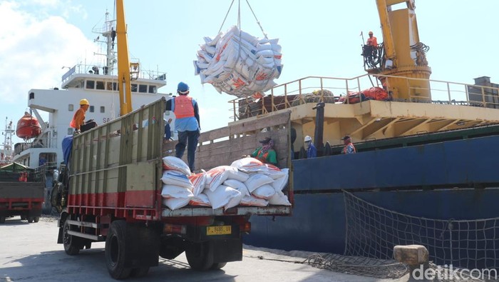 6.900 ton beras vietnam tiba di Pelabuhan Tanjungwangi Banyuwangi