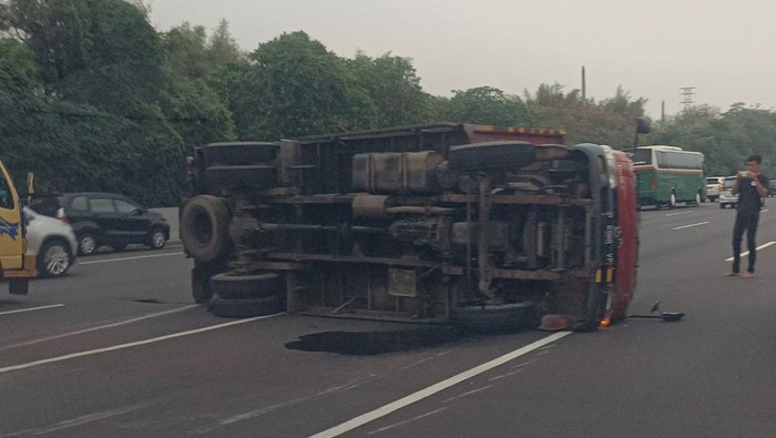 Ada Kecelakaan Truk Melintang di Tol Jagorawi, Lalin Macet
