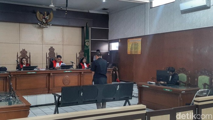 Aditya (35), terdakwa kasus pembunuhan mantan Ketua Komisi Yudisial (KY) saat menjalani persidangan di PN Bale Bandung. (Yuga Hassani/ detikJabar)