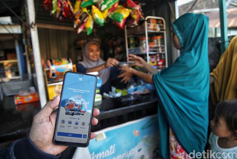 Asdar (38), merupakan salah satu agen Ultra Mikro (UMi) BRI di Desa Tritiro, Bulukumba, Sulawesi Selatan. Dalam kesehariannya, ia melayani masyarakat yang mengajukan fasilitas kredit untuk permodalan usaha skala ultra mikro.