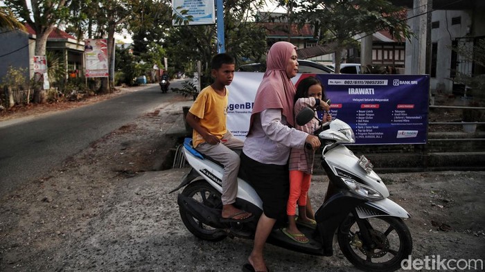 Agen UMi BRI Ini Banyak Membantu Masyarakat di Bulukumba Asdar (38), merupakan salah satu agen Ultra Mikro (UMi) BRI di Desa Tritiro, Bulukumba, Sulawesi Selatan. Dalam kesehariannya, ia melayani masyarakat yang mengajukan fasilitas kredit untuk permodalan usaha skala ultra mikro.