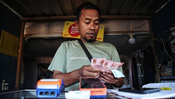 Agen UMi BRI Ini Banyak Membantu Masyarakat di Bulukumba Asdar (38), merupakan salah satu agen Ultra Mikro (UMi) BRI di Desa Tritiro, Bulukumba, Sulawesi Selatan. Dalam kesehariannya, ia melayani masyarakat yang mengajukan fasilitas kredit untuk permodalan usaha skala ultra mikro.