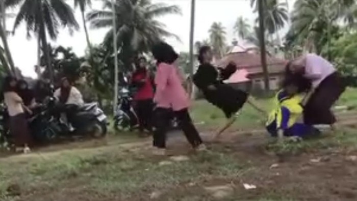 Aksi pengeroyokan siswi SMP di Pesisir Selatan, Sumbar, viral di media sosial. (Istimewa)