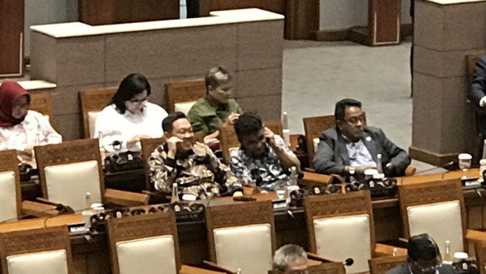 Anggota DPR F-PDIP Ribka Tjiptaning (baju hijau)