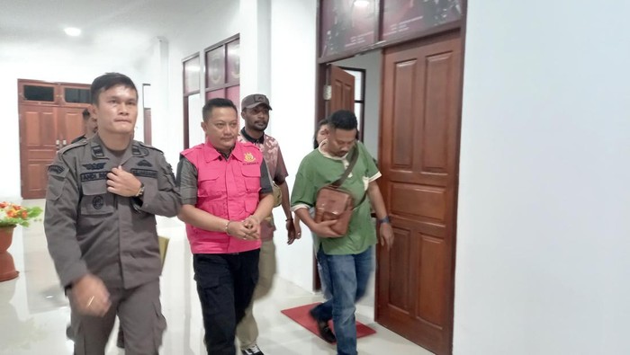 ANP saat mengenakan Rompi Pink milik Kejaksaa Negeri Kaimana.
