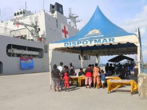 Antusias Warga Biak Papua Datangi Kapal Rumah Sakit Angkatan Laut