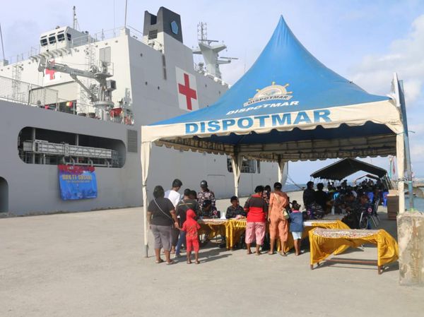 Antusias Warga Biak Papua Datangi Kapal Rumah Sakit Angkatan Laut