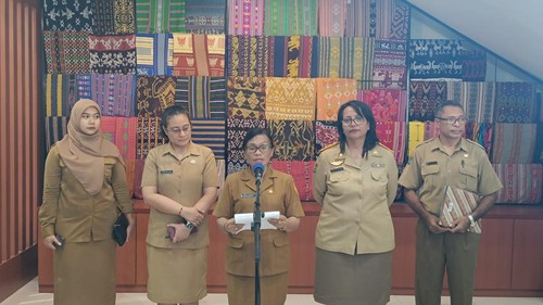 Asisten I Setda NTT, Erni Usboko (tengah), di Kantor Gubernur NTT, Kupang, Selasa (21/11/2023). Erni menyampaikan kenaikan UMP NTT 2024 sebesar Rp 62 ribu,