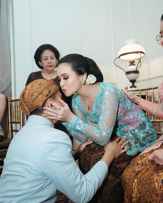 Tampak ada potret Ayushita mencium kening Wira sebagai tanda ia merestui pernikahan sang adik.  Foto: Instagram @ayushita