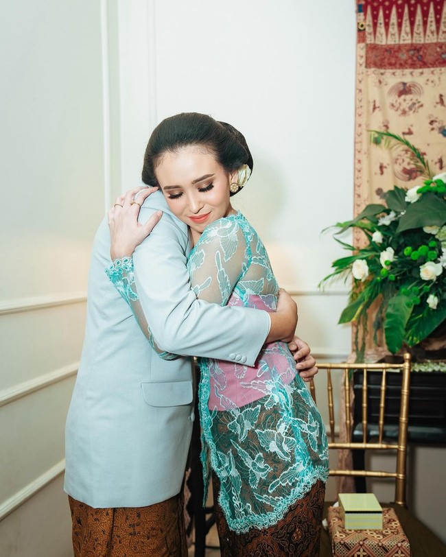 Prosesi langkahan biasanya dilakukan sesaat sebelum pernikahan digelar. Momen lainnya juga ketika Wira melakukan sungkeman kepada sang kakak karena akan mendahuluinya menjalani bahtera rumah tangga. Foto: Instagram @ayushita