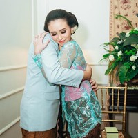 Prosesi langkahan biasanya dilakukan sesaat sebelum pernikahan digelar. Momen lainnya juga ketika Wira melakukan sungkeman kepada sang kakak karena akan mendahuluinya menjalani bahtera rumah tangga. Foto: Instagram @ayushita