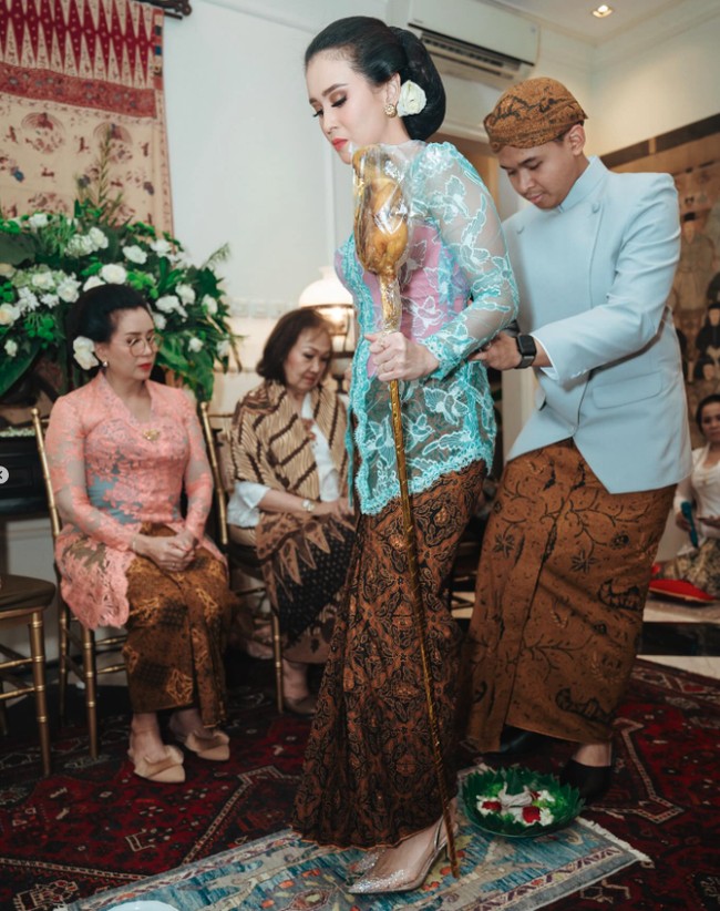 Dalam beberapa fotonya juga memperlihatkan saat prosesi langkahan berlangsung jelang pernikahan Wira. Di mana Ayushita dan Wira melakukan berbagai ritual Jawa yang diakhiri dengan sungkeman kepada sang kakak dan orangtua. Foto: Instagram @ayushita
