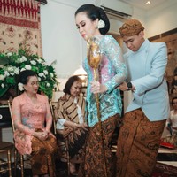 Dalam beberapa fotonya juga memperlihatkan saat prosesi langkahan berlangsung jelang pernikahan Wira. Di mana Ayushita dan Wira melakukan berbagai ritual Jawa yang diakhiri dengan sungkeman kepada sang kakak dan orangtua. Foto: Instagram @ayushita