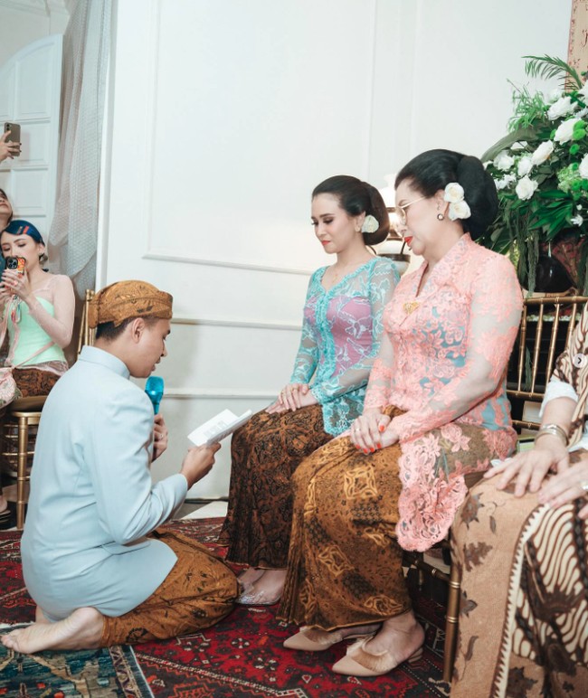 Prosesi langkahan dilakukan dengan adat Jawa ketika seorang adik meminta izin mendahului kakaknya untuk menikah. Hal ini pun dilakukan oleh Wira kepada Ayushita. Foto: Instagram @ayushita