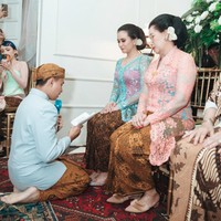 Prosesi langkahan dilakukan dengan adat Jawa ketika seorang adik meminta izin mendahului kakaknya untuk menikah. Hal ini pun dilakukan oleh Wira kepada Ayushita. Foto: Instagram @ayushita