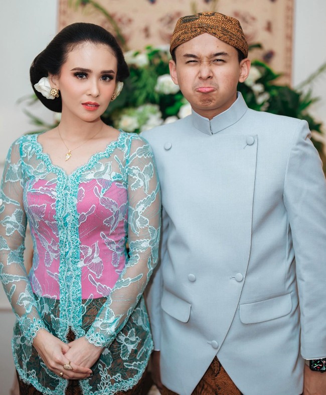 Ada pula momen Ayushita bersama sang adik, Wira yang akan menikah. Keduanya memakai pakaian adat Jawa bernuansa hijau telur asin. Foto: Instagram @ayushita