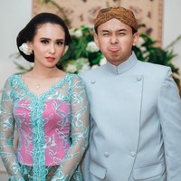 Ada pula momen Ayushita bersama sang adik, Wira yang akan menikah. Keduanya memakai pakaian adat Jawa bernuansa hijau telur asin. Foto: Instagram @ayushita