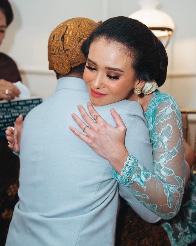 Segala doa terbaik ku suwunkan agar Wira dan Syahni menjadi pasangan bahagia disepanjang kehidupan, penuh berkah dan semua rencana baik mewujud dengan mudah ringan dan menyenangkan,” doa Ayushita di Instagram untuk pernikahan adiknya. Foto: Instagram @ayushita