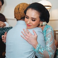 Segala doa terbaik ku suwunkan agar Wira dan Syahni menjadi pasangan bahagia disepanjang kehidupan, penuh berkah dan semua rencana baik mewujud dengan mudah ringan dan menyenangkan,” doa Ayushita di Instagram untuk pernikahan adiknya. Foto: Instagram @ayushita