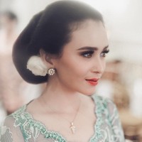 Dalam prosesi langkahan jelang pernikahan Wira, Ayushita mengenakan kebaya kartini bernuansa hijau dan kemben warna pink. Ia tampak ayu dengan sanggul khas Jawa yang diselipkan mawar putih. Foto: Instagram @ayushita