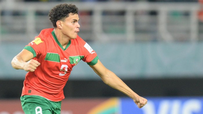 Pesepak bola Timnas Maroko Ayoub Chaikhoun (kedua kanan) berebut bola dengan pesepak bola Timnas Iran Esmaeil Gholizadeh dalam pertandingan babak 16 besar Piala Dunia U-17 2023 di Stadion Gelora Bung Tomo,Surabaya, Selasa(21/11/2023). ANTARA FOTO/Ari Bowo Sucipto/nym.